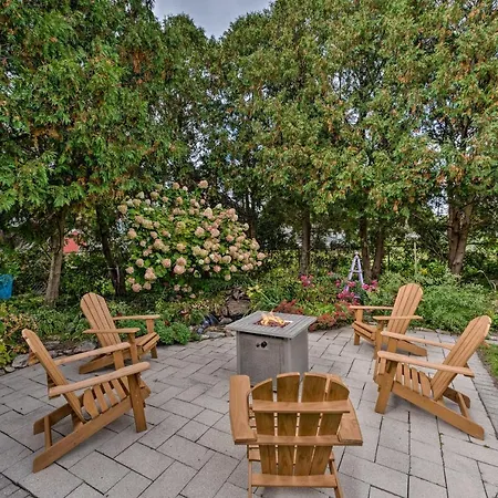 Airy Cottage Close To Rock Lake With Fire Pit!